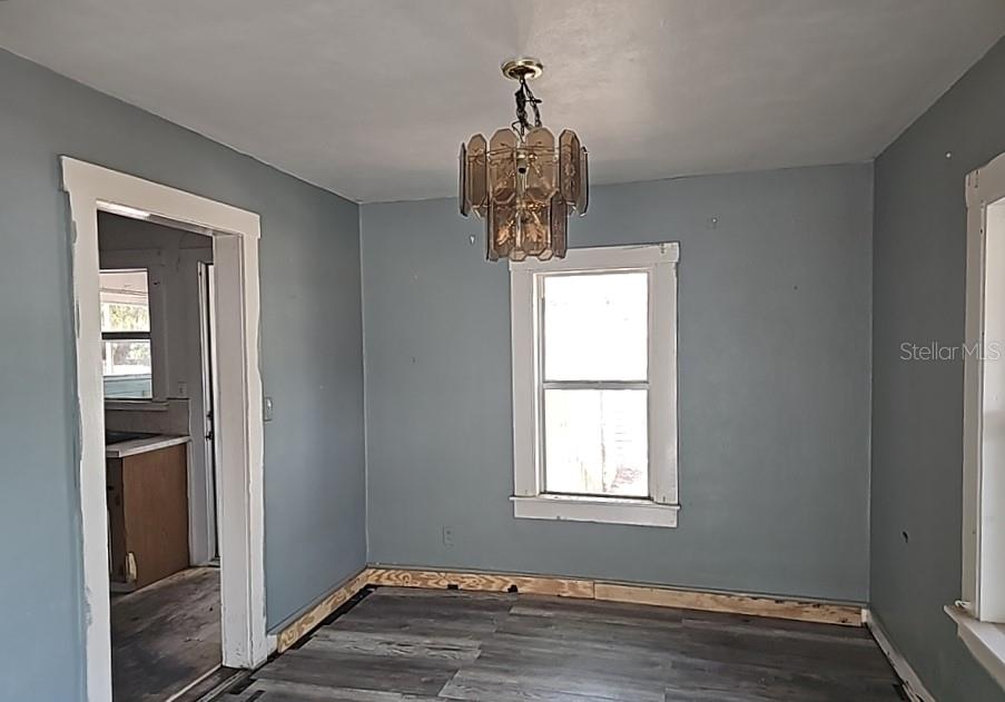Listing photo id 1 for 2326 Melrose Avenue S