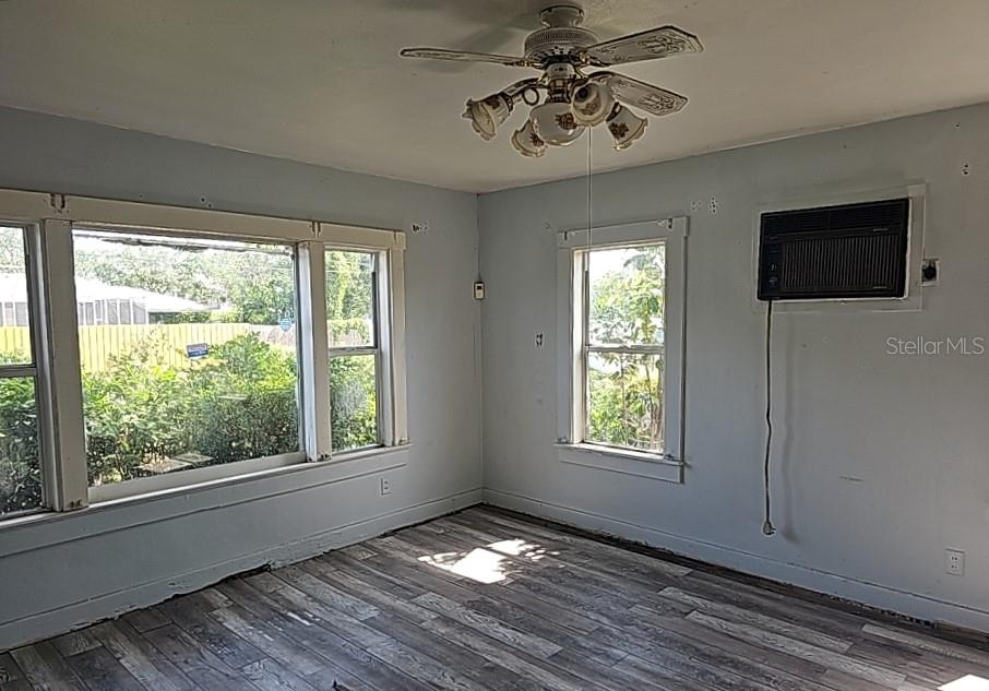 Listing photo id 2 for 2326 Melrose Avenue S
