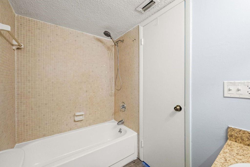 Listing photo id 12 for 6324 Newtown Circle 24b1
