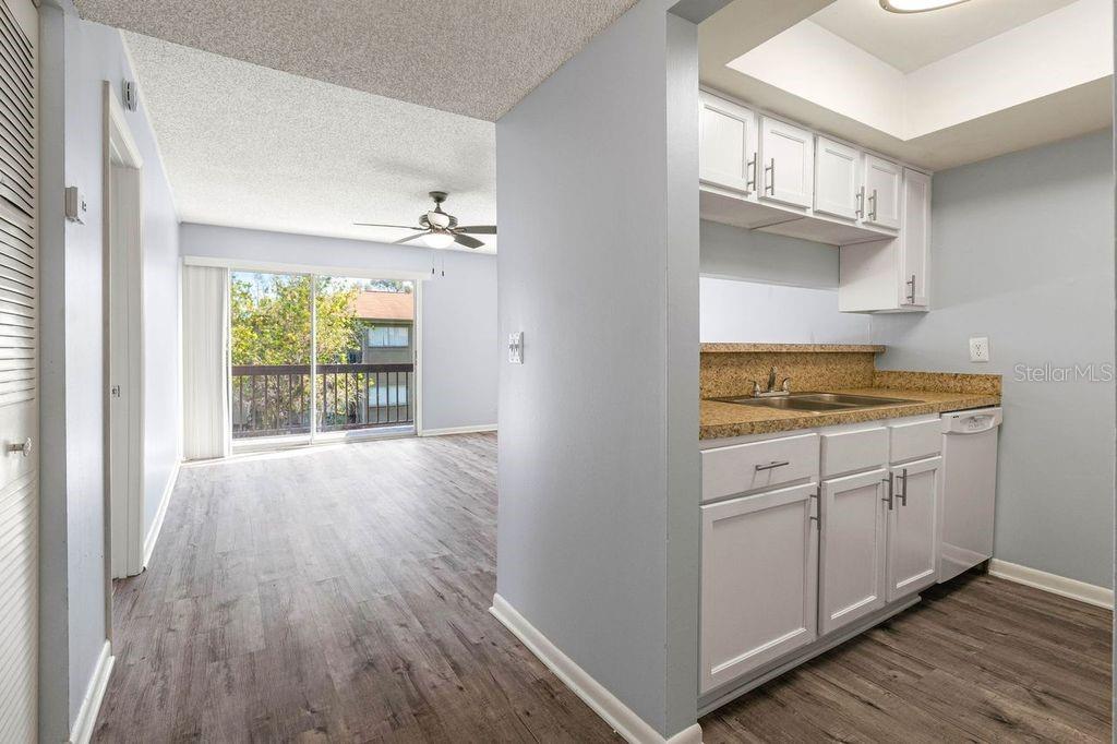 Listing photo id 3 for 6324 Newtown Circle 24b1