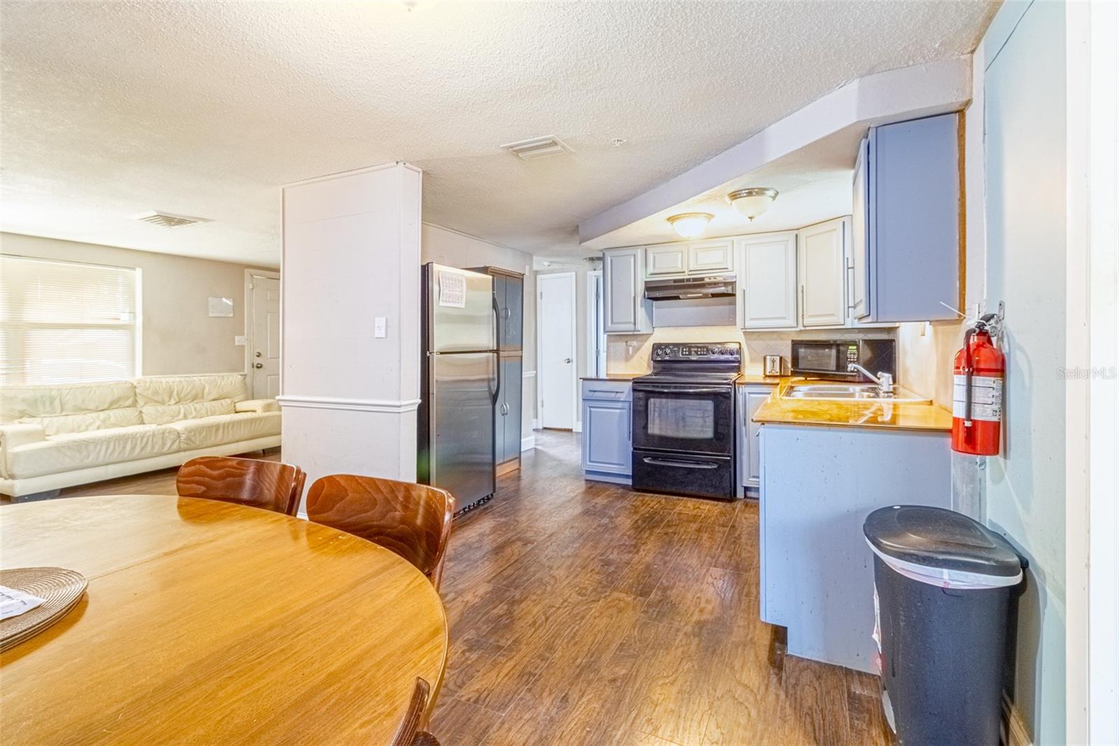 Listing photo id 4 for 9020 Gray Fox Lane