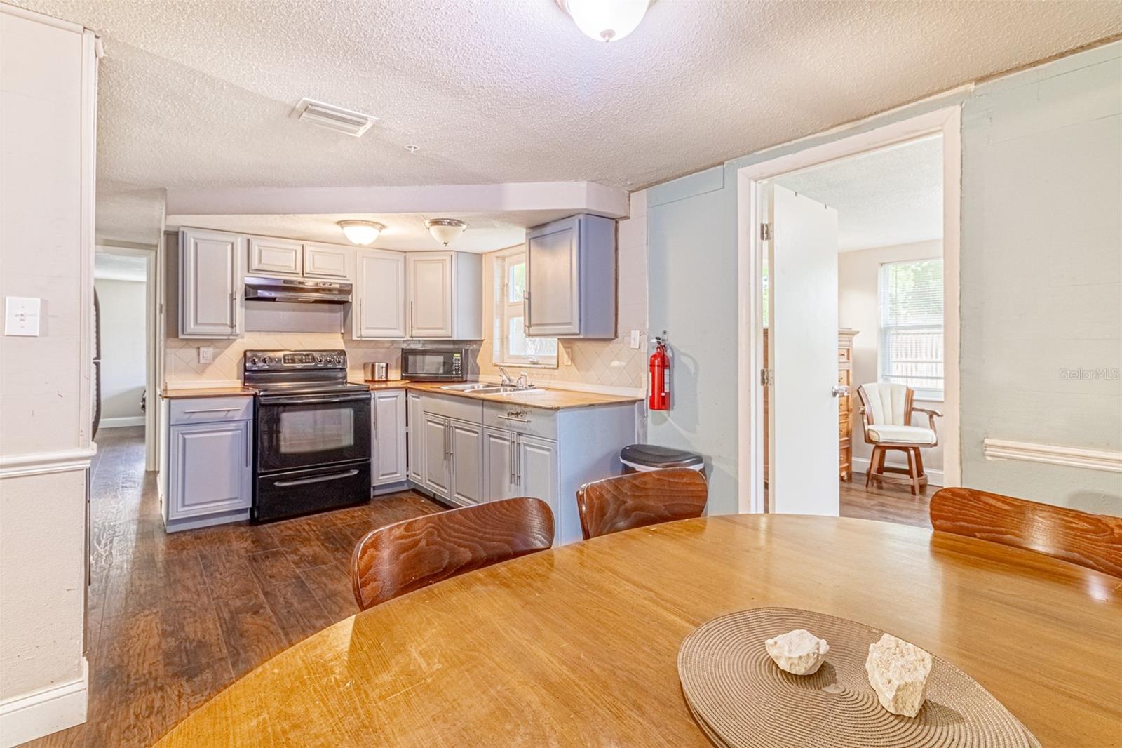 Listing photo id 5 for 9020 Gray Fox Lane