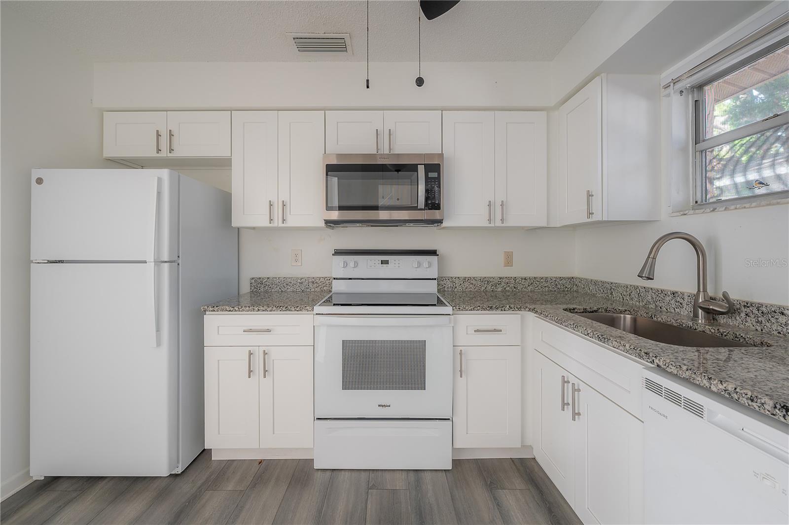 Image 7 of 31 For 725 2nd Avenue Ne
