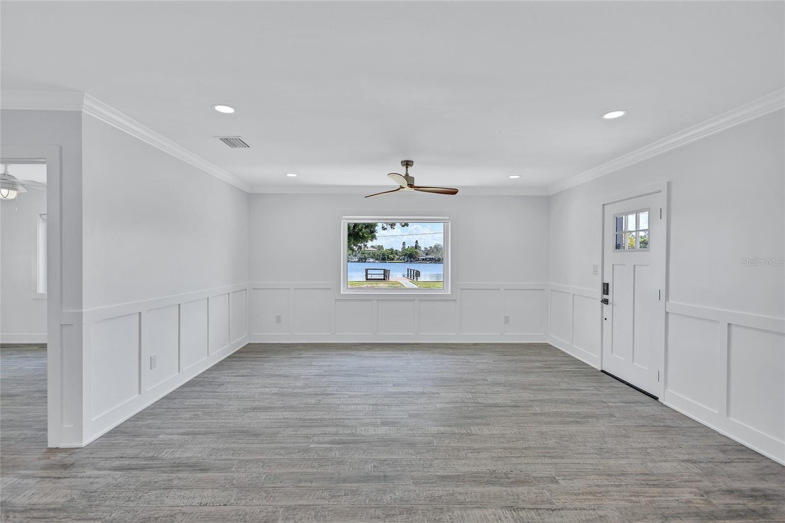 Listing photo id 8 for 4321 Sunrise Drive S