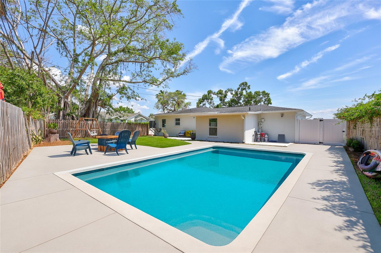 Listing photo id 18 for 4321 Sunrise Drive S