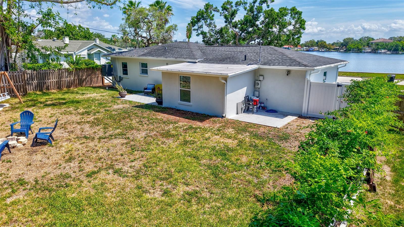 Listing photo id 25 for 4321 Sunrise Drive S