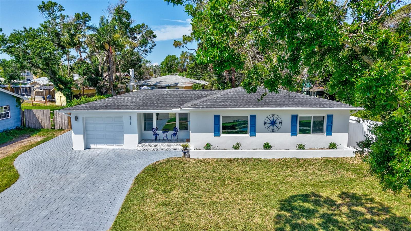 Listing photo id 1 for 4321 Sunrise Drive S