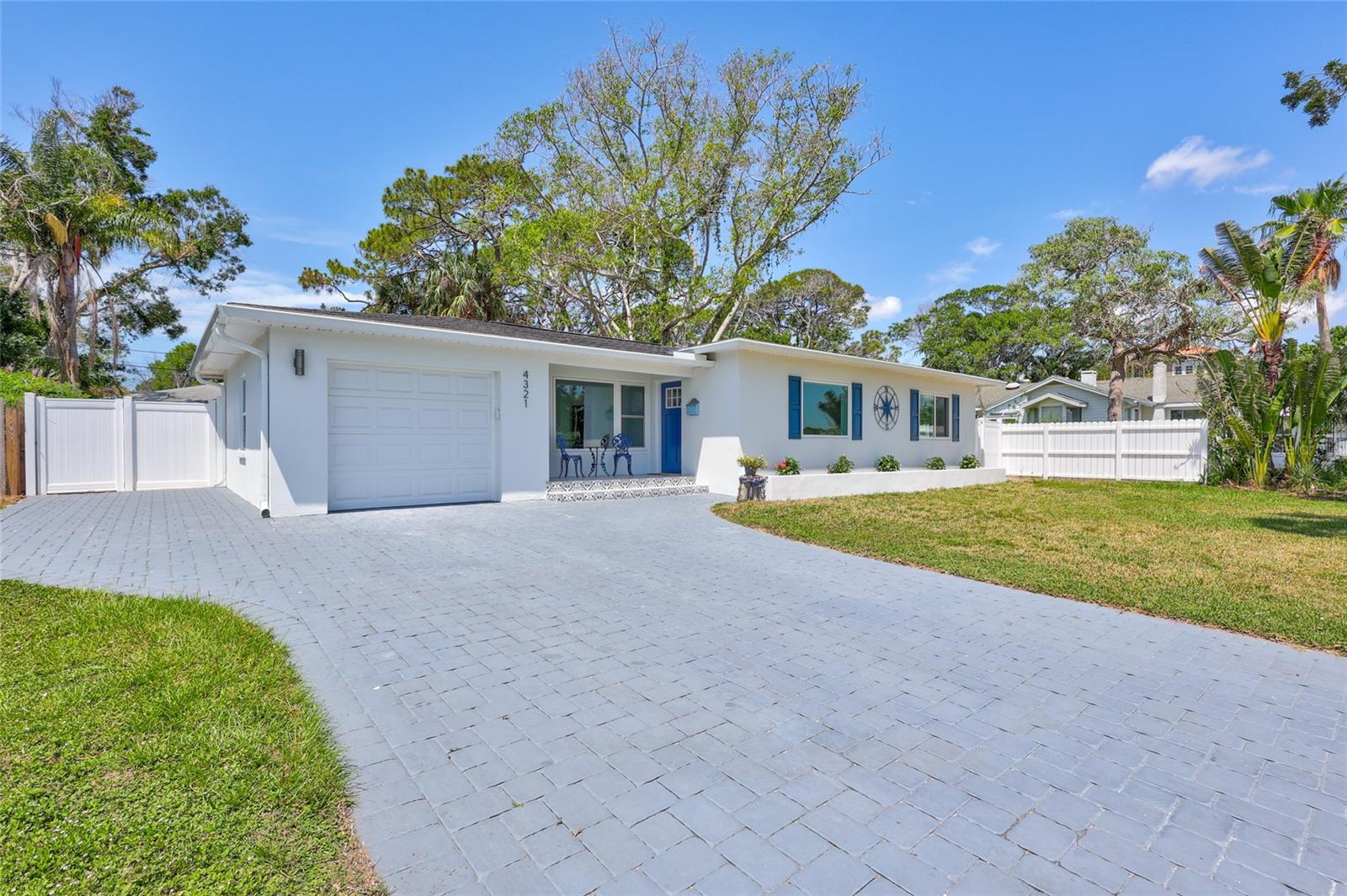 Listing photo id 3 for 4321 Sunrise Drive S