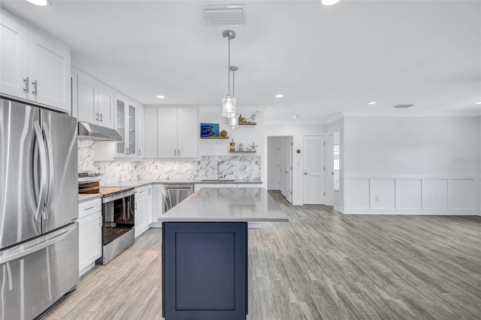 Listing photo id 6 for 4321 Sunrise Drive S