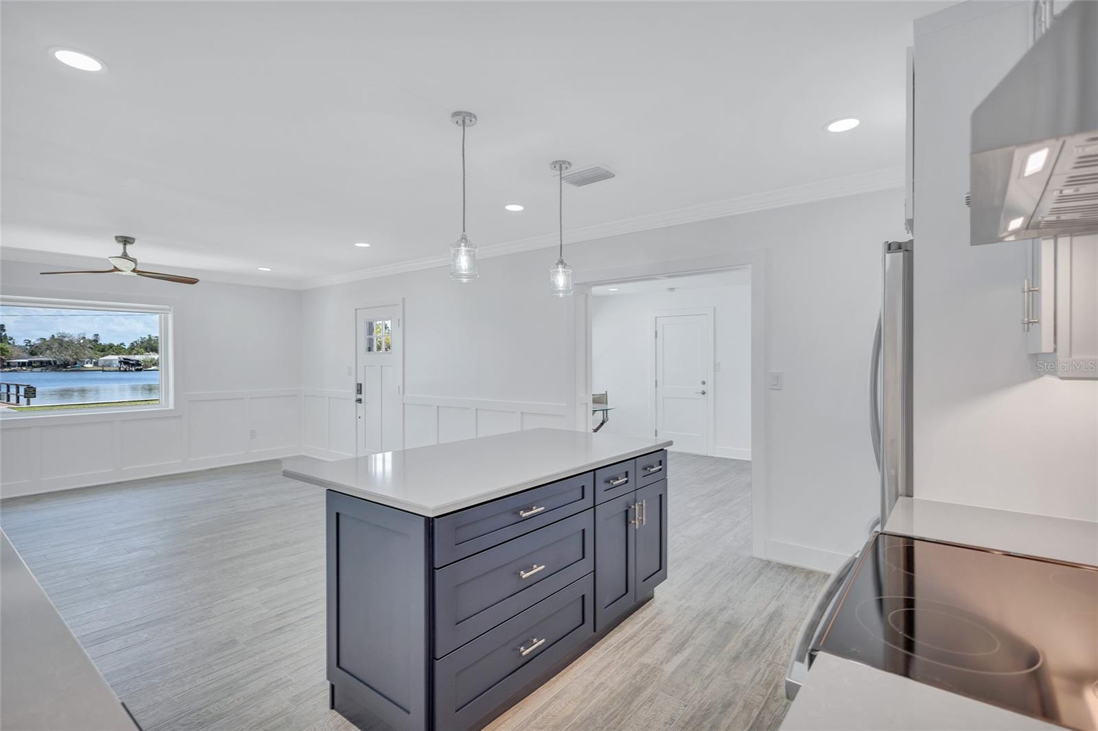 Listing photo id 7 for 4321 Sunrise Drive S