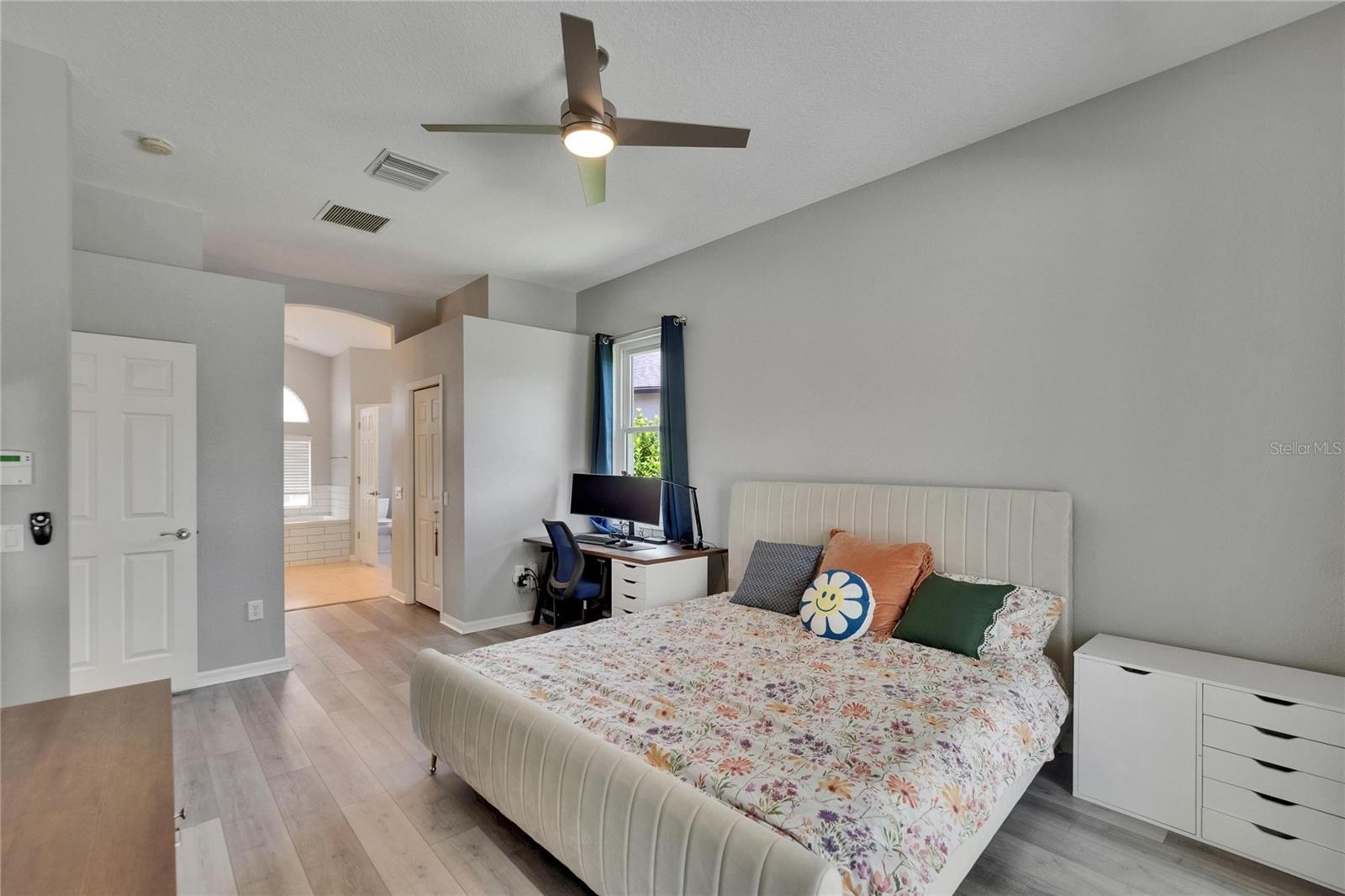 Listing photo id 11 for 16367 Ashington Park Drive