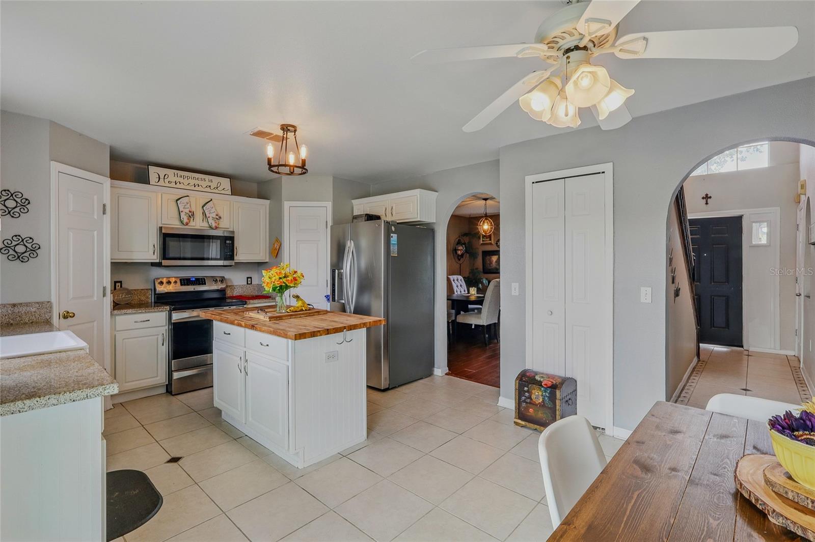 Listing photo id 11 for 31747 Loch Aline Drive