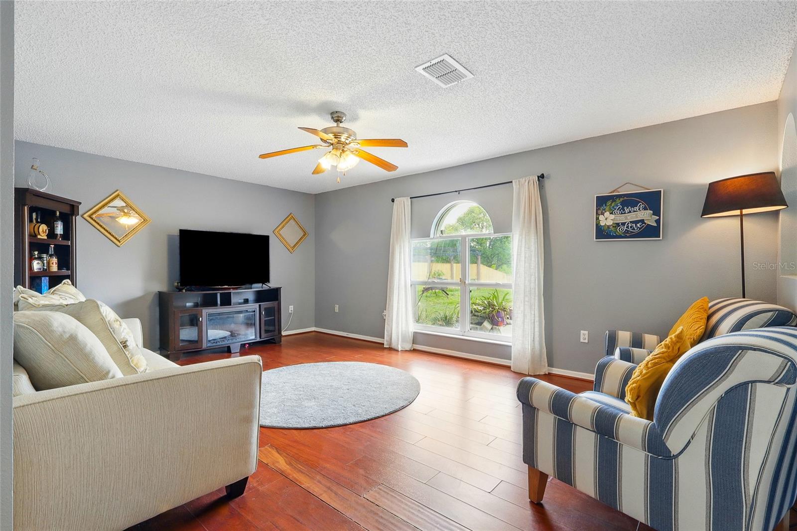 Listing photo id 13 for 31747 Loch Aline Drive
