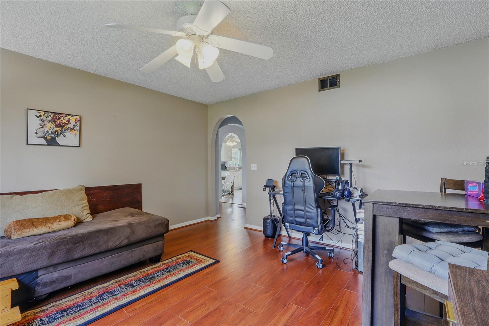 Listing photo id 15 for 31747 Loch Aline Drive