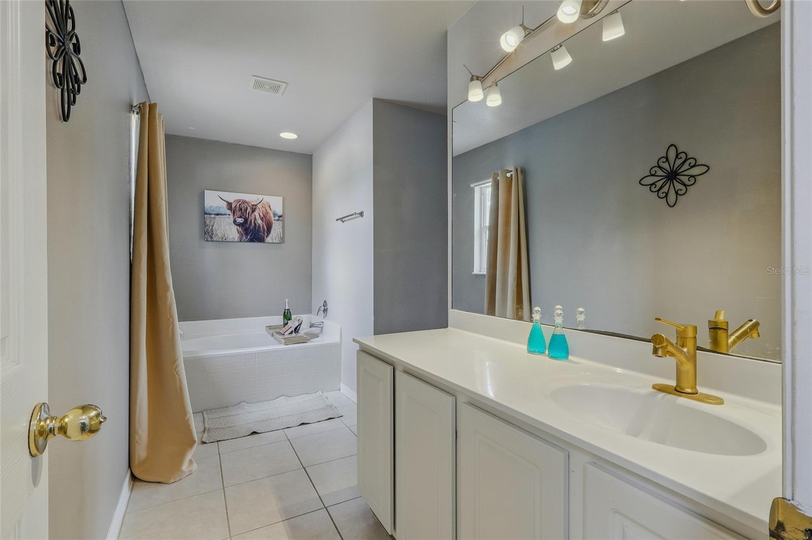 Listing photo id 23 for 31747 Loch Aline Drive