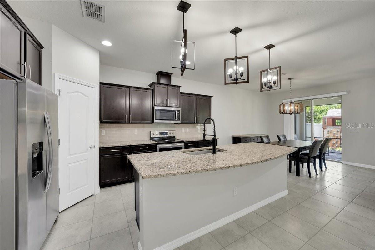 Image 4 of 41 For 1203 Custer Bayou Street