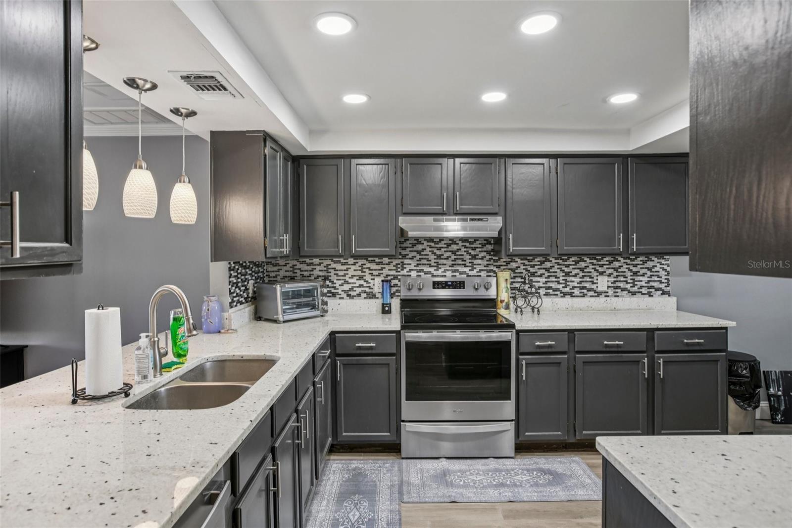 Image 4 of 31 For 16076 Dawnview Drive