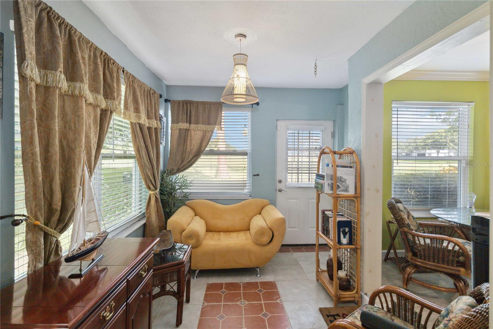 Image 11 of 40 For 2524 Albion Avenue