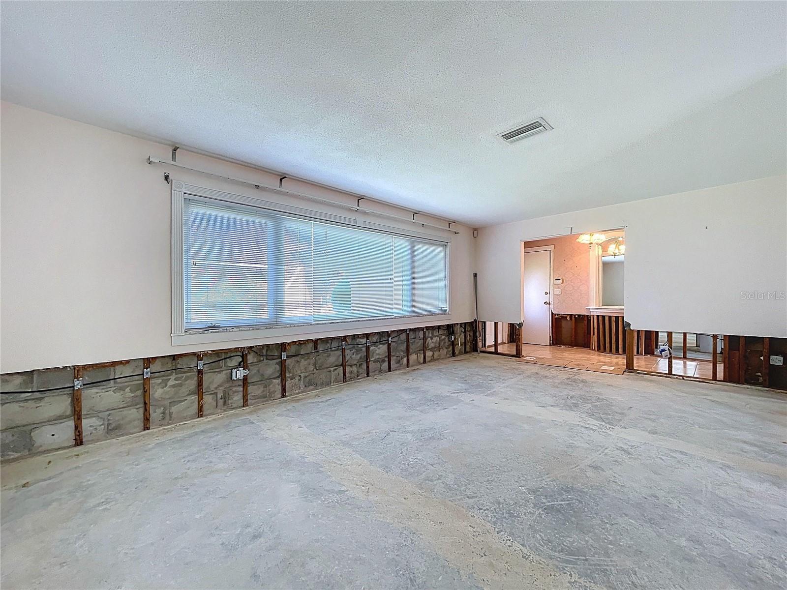 Image 11 of 72 For 9631 Oak Street Ne