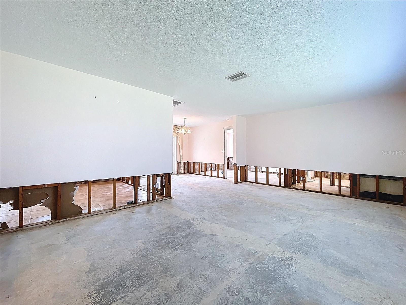Image 12 of 72 For 9631 Oak Street Ne