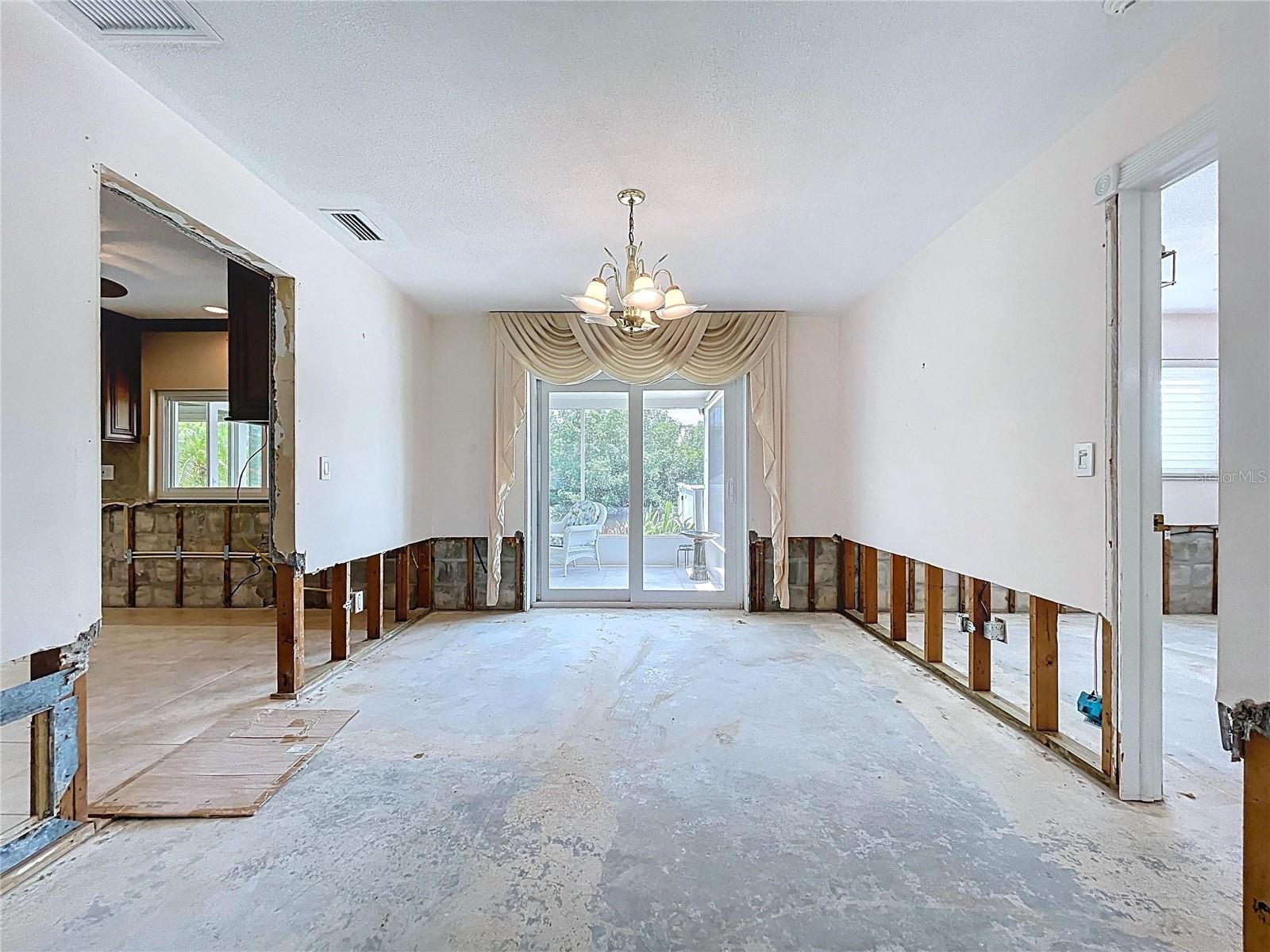 Image 14 of 72 For 9631 Oak Street Ne