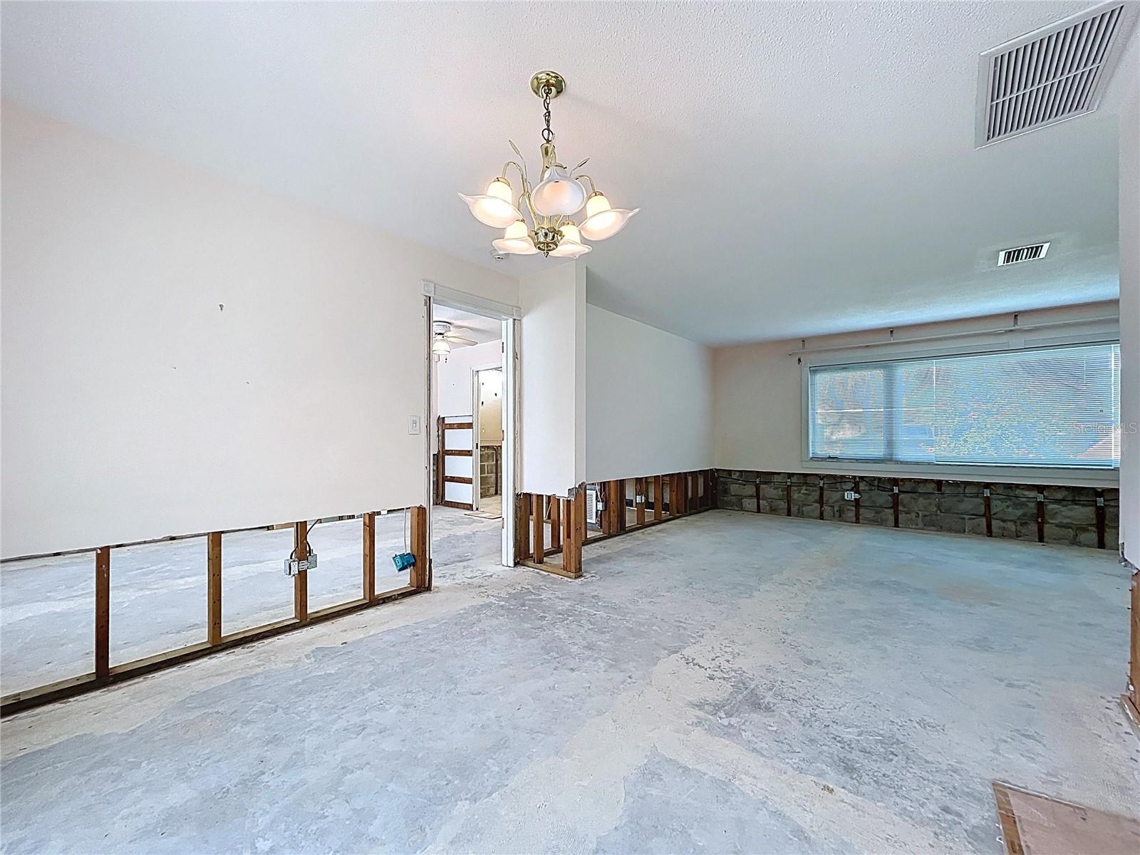Image 17 of 72 For 9631 Oak Street Ne