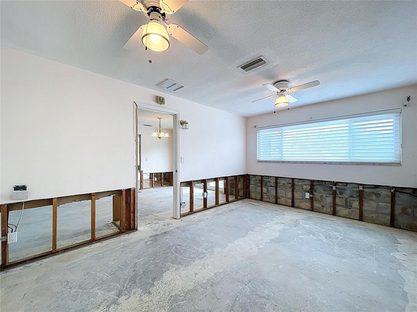 Image 18 of 72 For 9631 Oak Street Ne