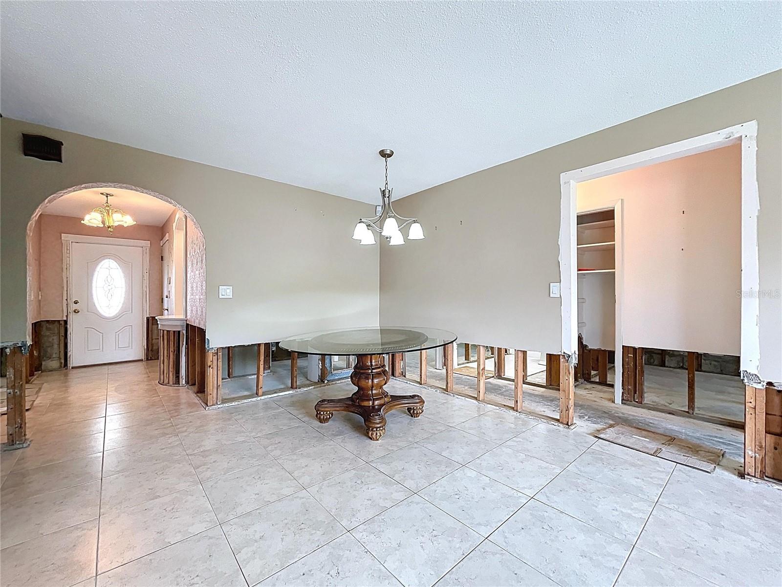 Image 19 of 72 For 9631 Oak Street Ne
