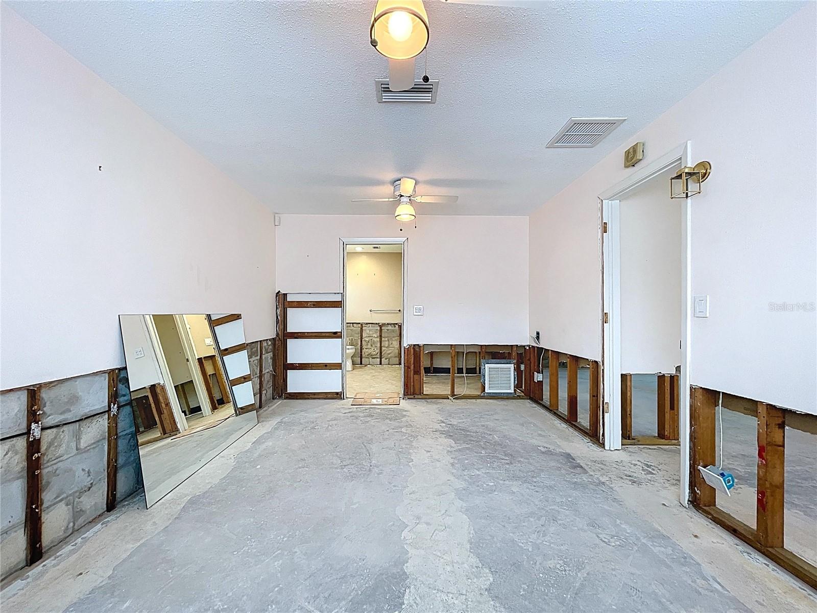Image 36 of 72 For 9631 Oak Street Ne