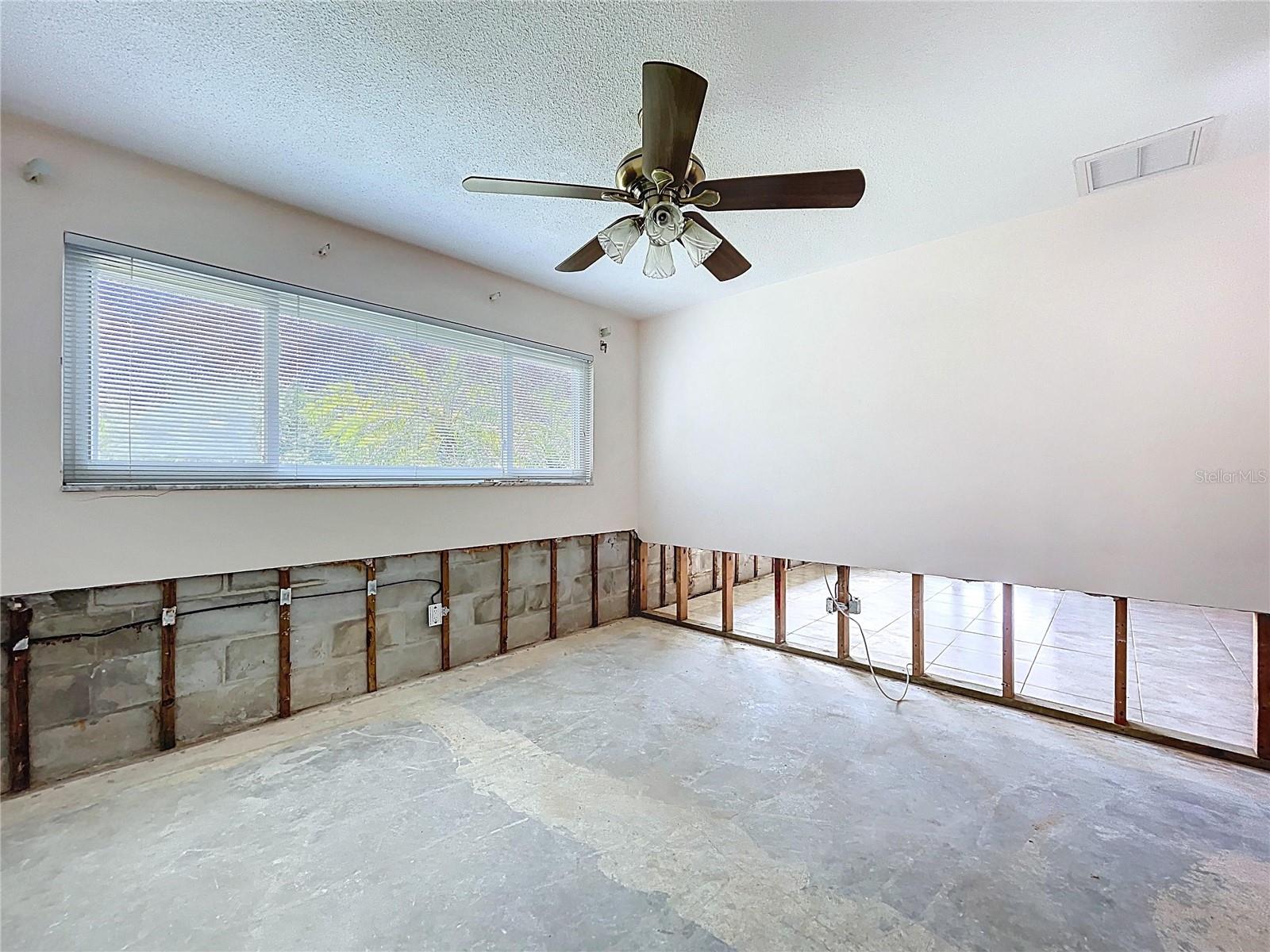 Image 42 of 72 For 9631 Oak Street Ne