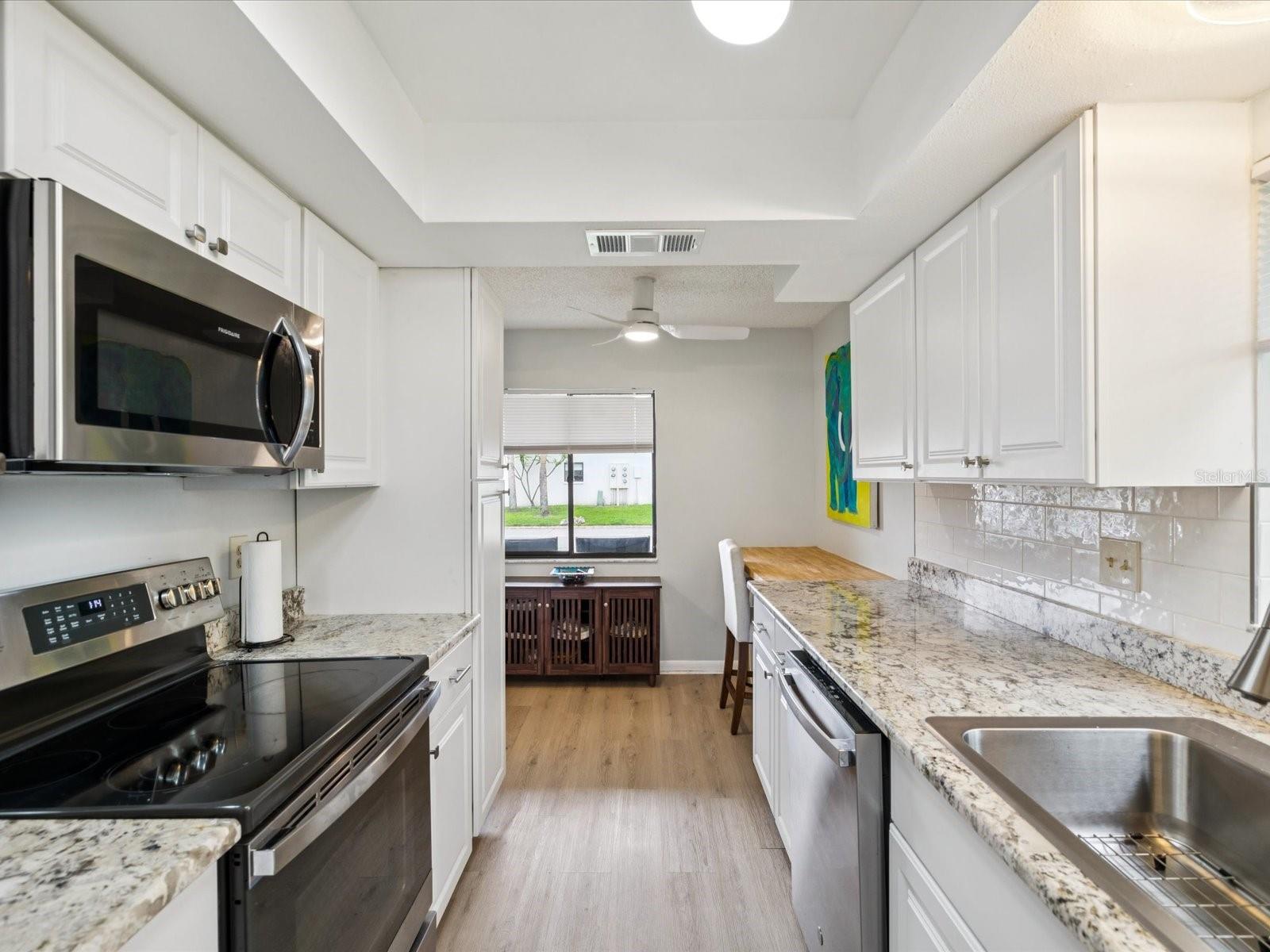 Listing photo id 3 for 7360 Ulmerton Road 18a