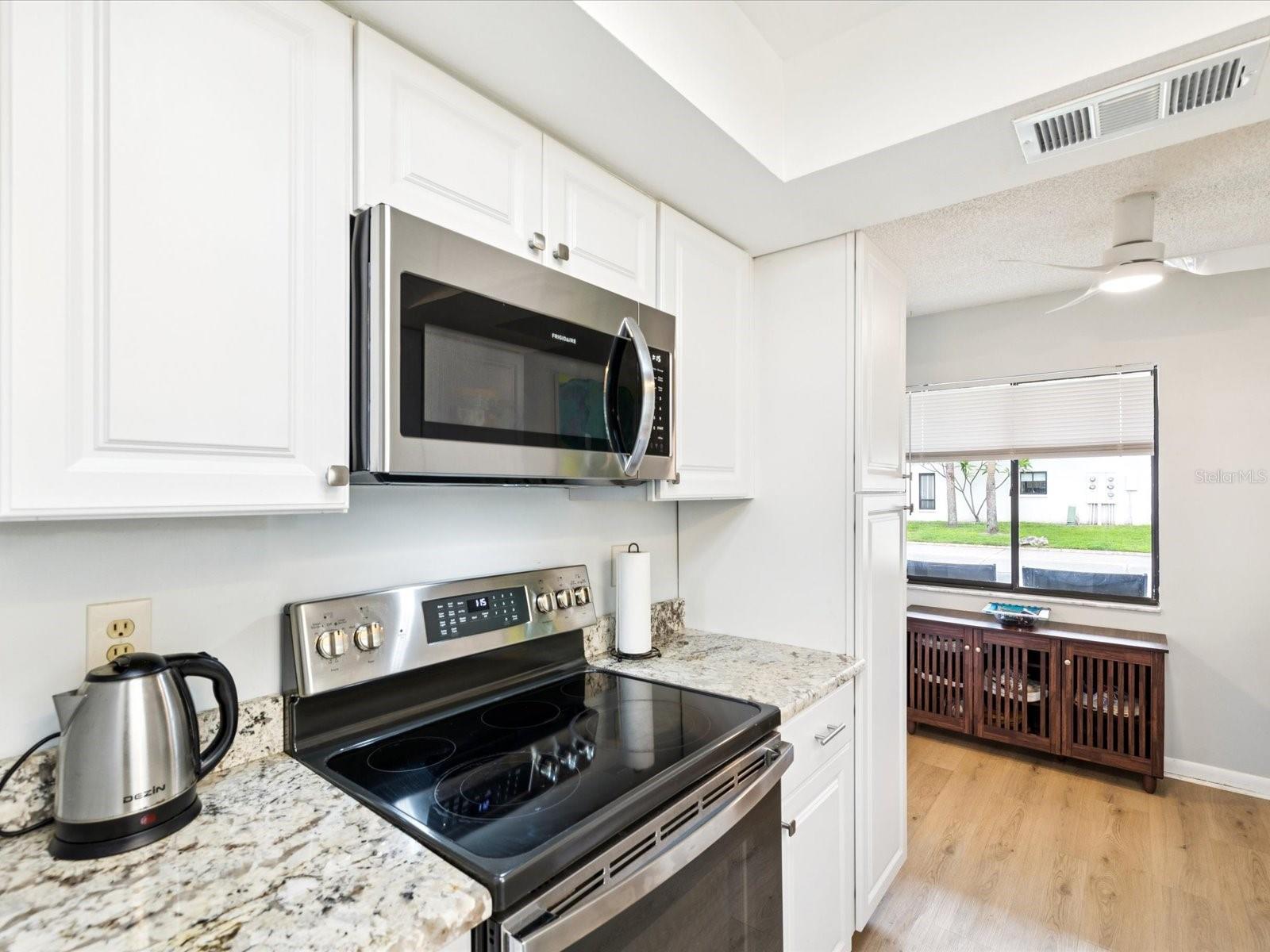 Listing photo id 5 for 7360 Ulmerton Road 18a