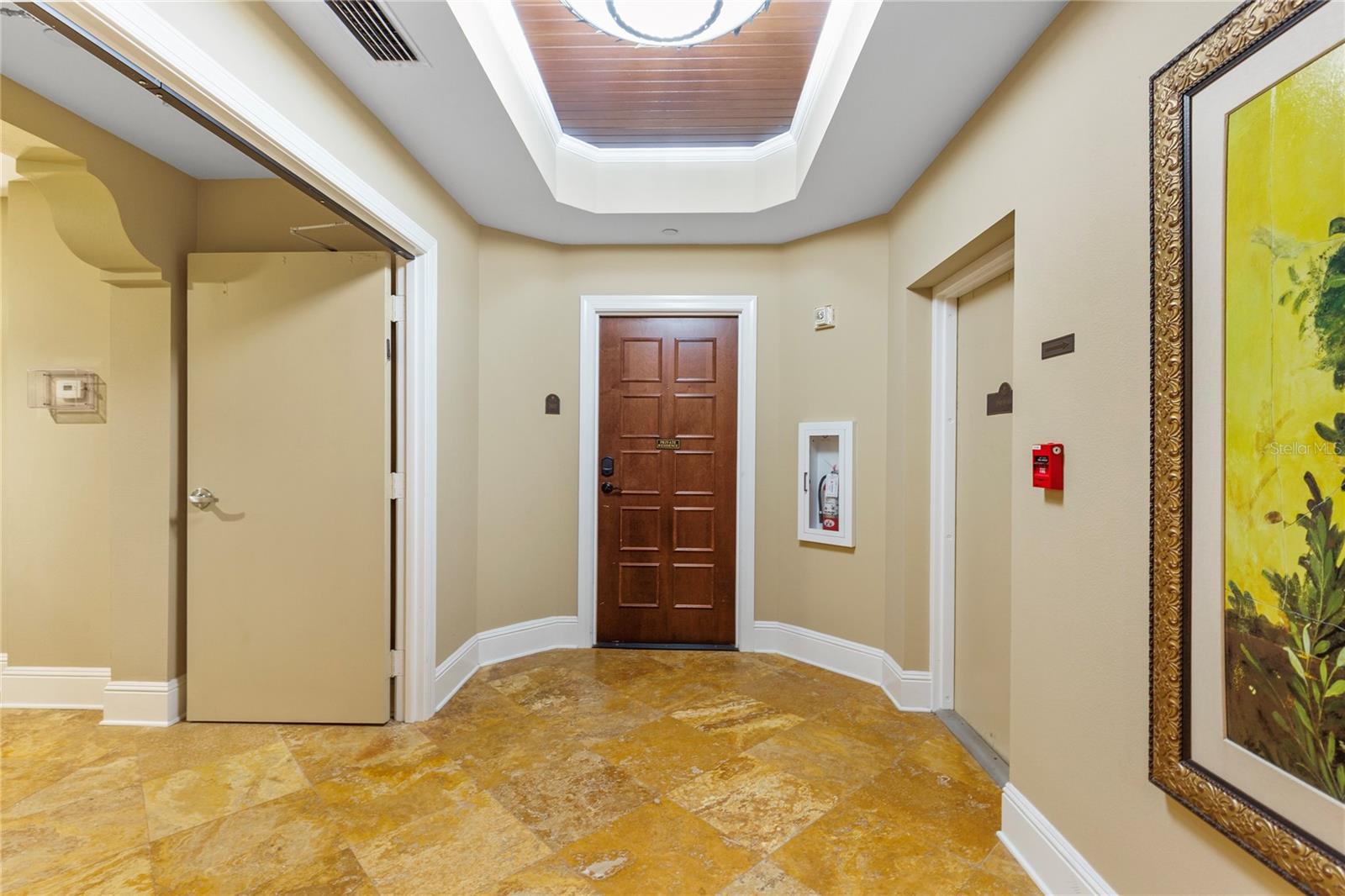 Listing photo id 12 for 521 Mandalay Avenue 307