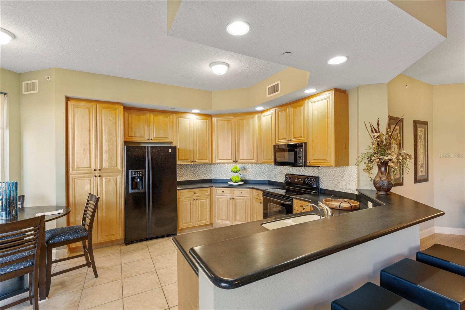 Listing photo id 21 for 521 Mandalay Avenue 307