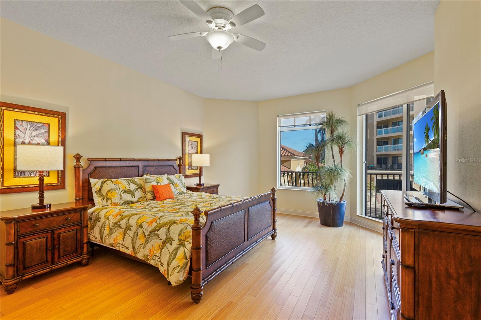 Listing photo id 26 for 521 Mandalay Avenue 307