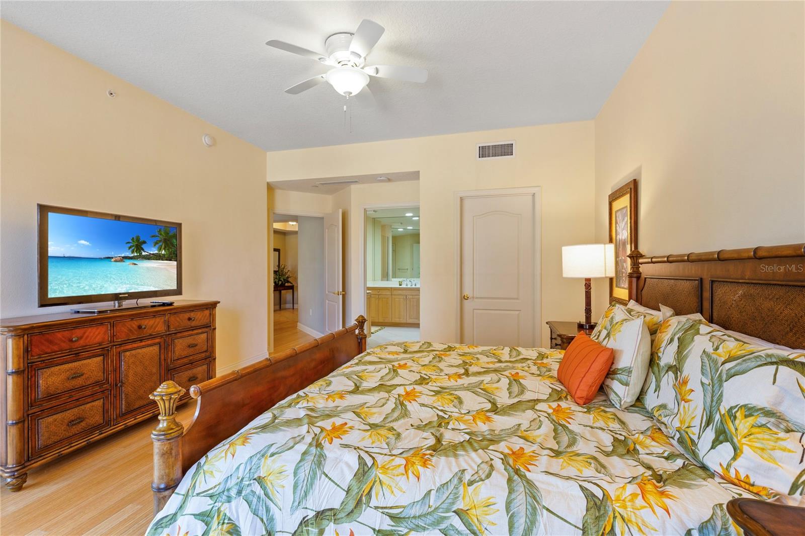 Listing photo id 27 for 521 Mandalay Avenue 307