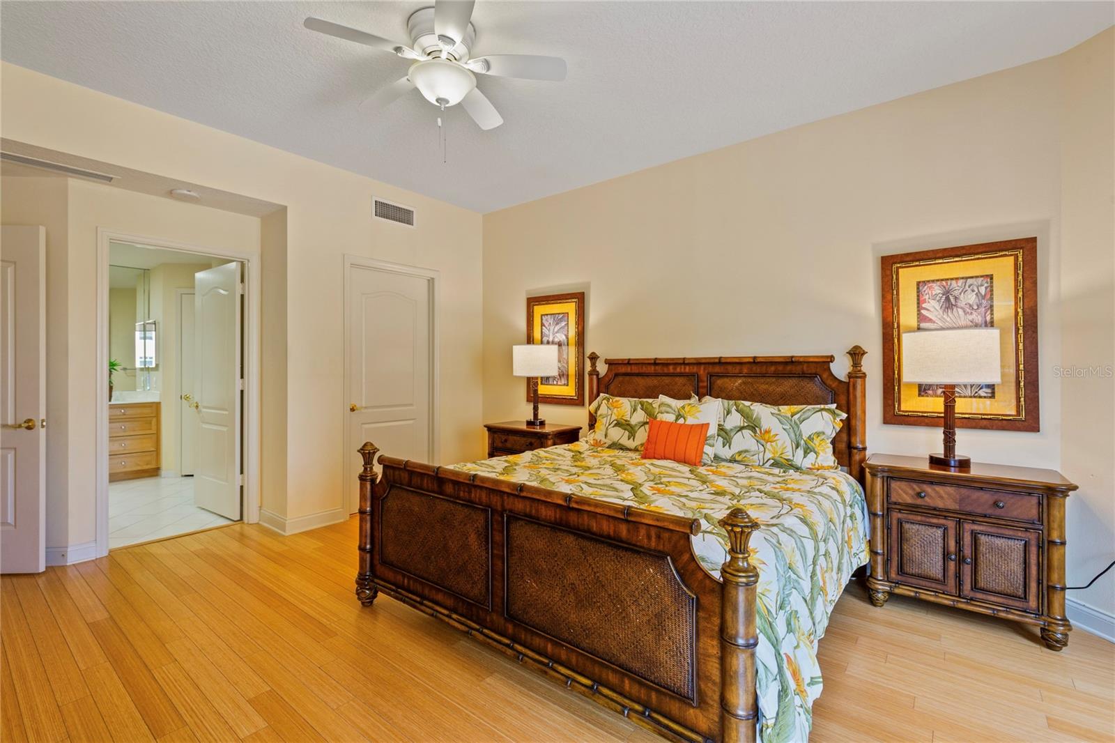 Listing photo id 28 for 521 Mandalay Avenue 307