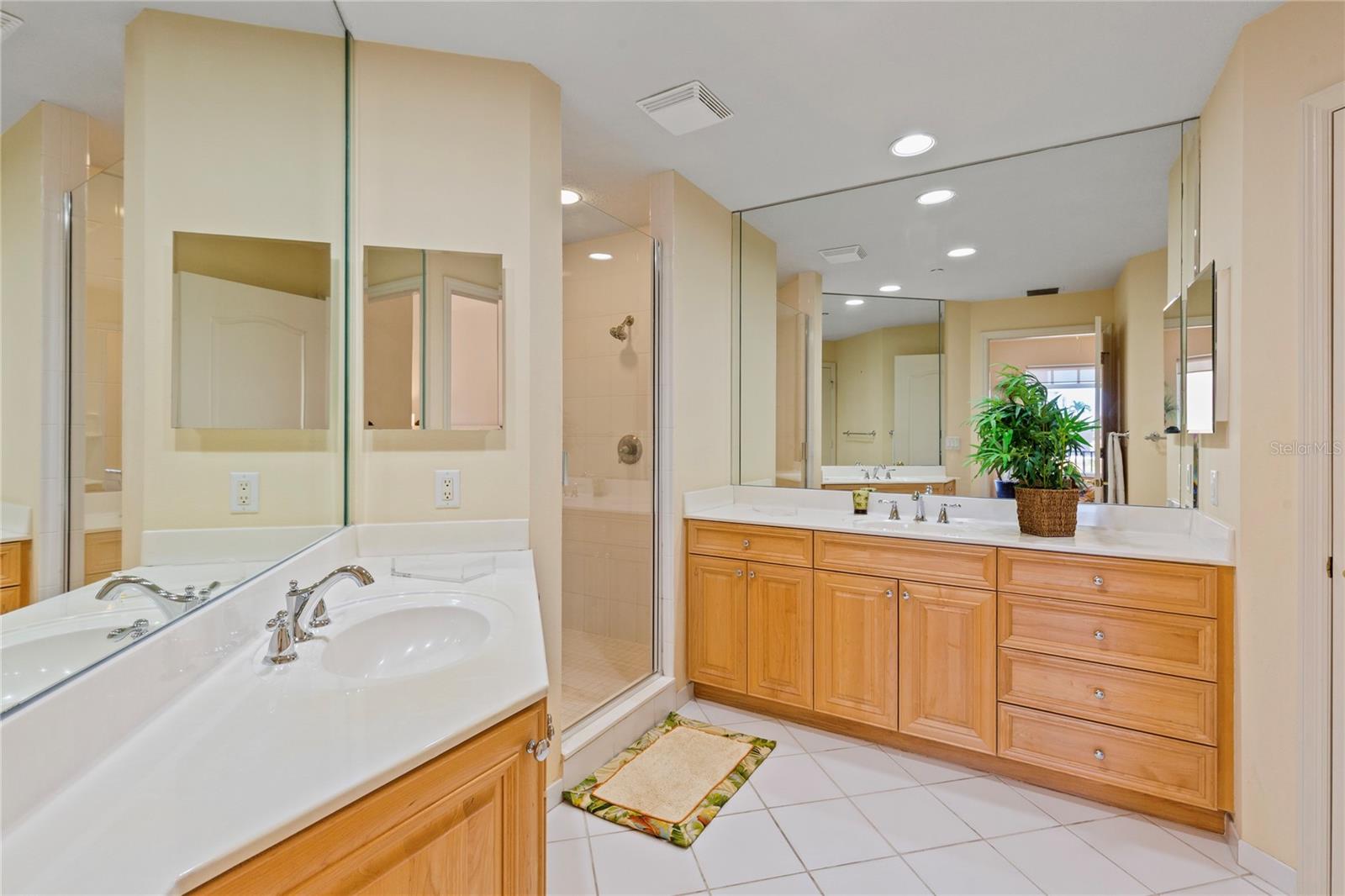Listing photo id 29 for 521 Mandalay Avenue 307