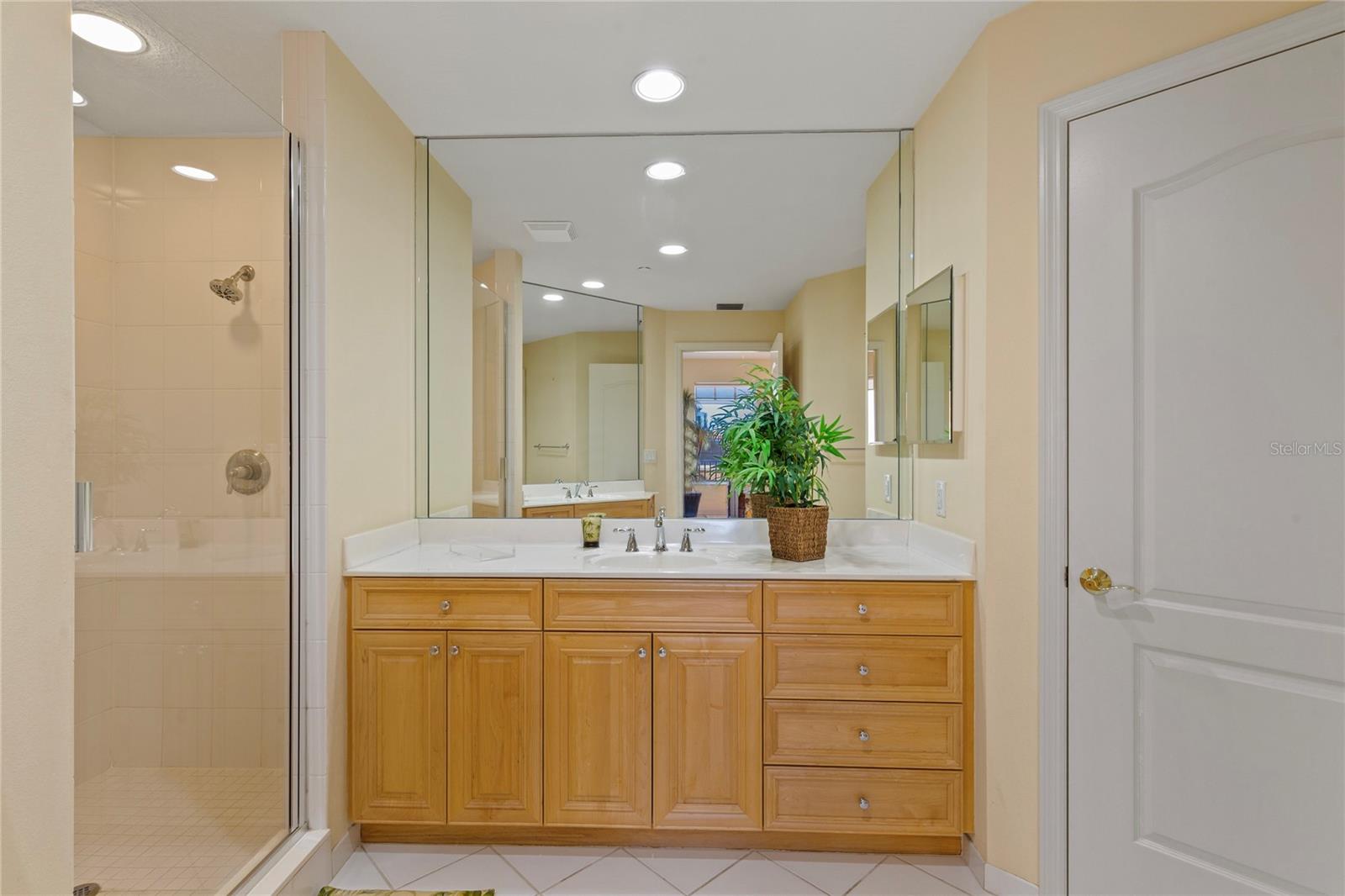 Listing photo id 30 for 521 Mandalay Avenue 307