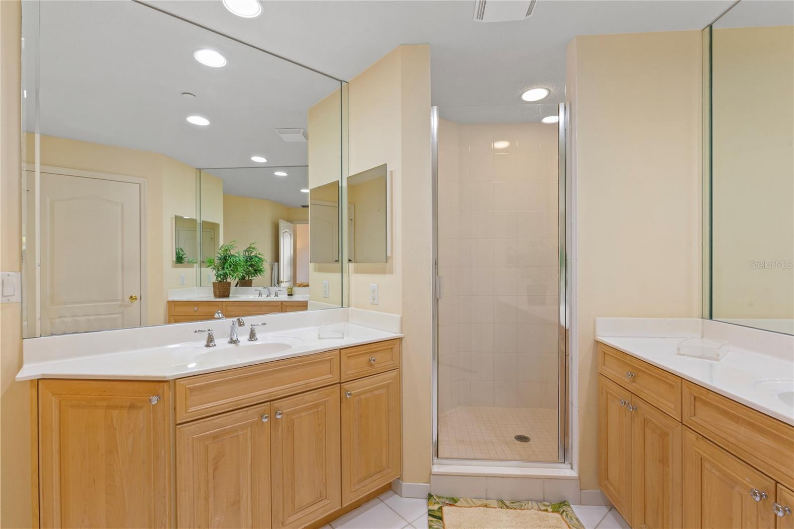 Listing photo id 31 for 521 Mandalay Avenue 307