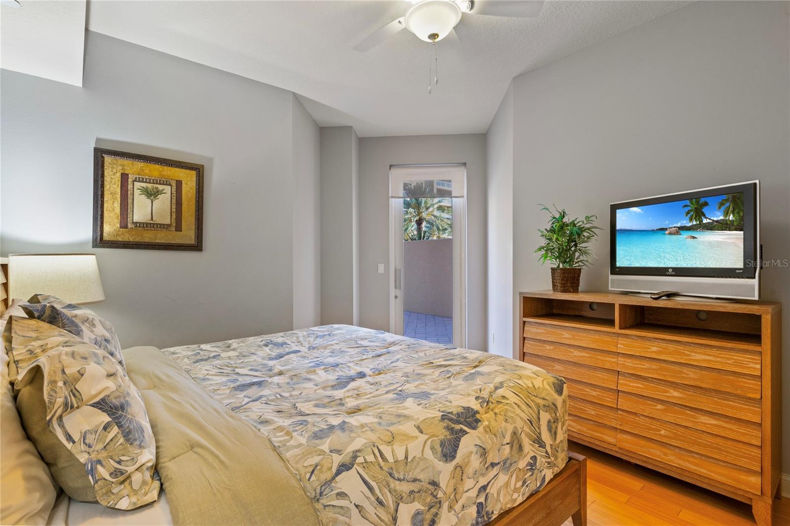 Listing photo id 33 for 521 Mandalay Avenue 307
