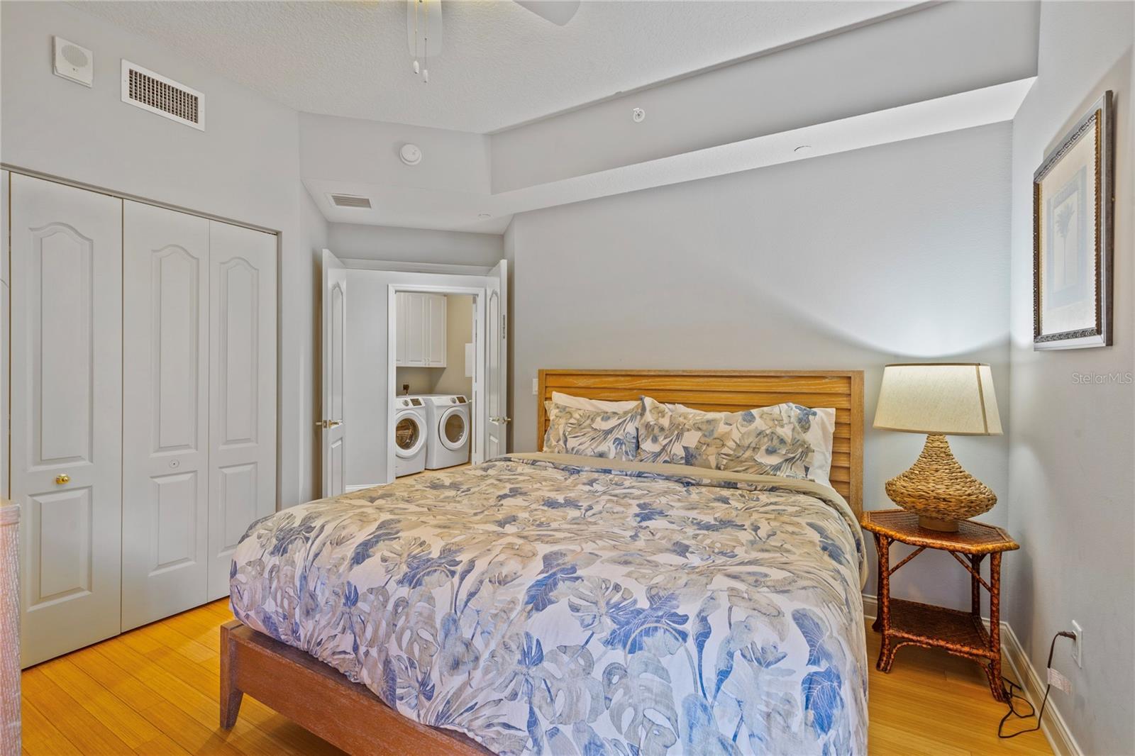 Listing photo id 34 for 521 Mandalay Avenue 307