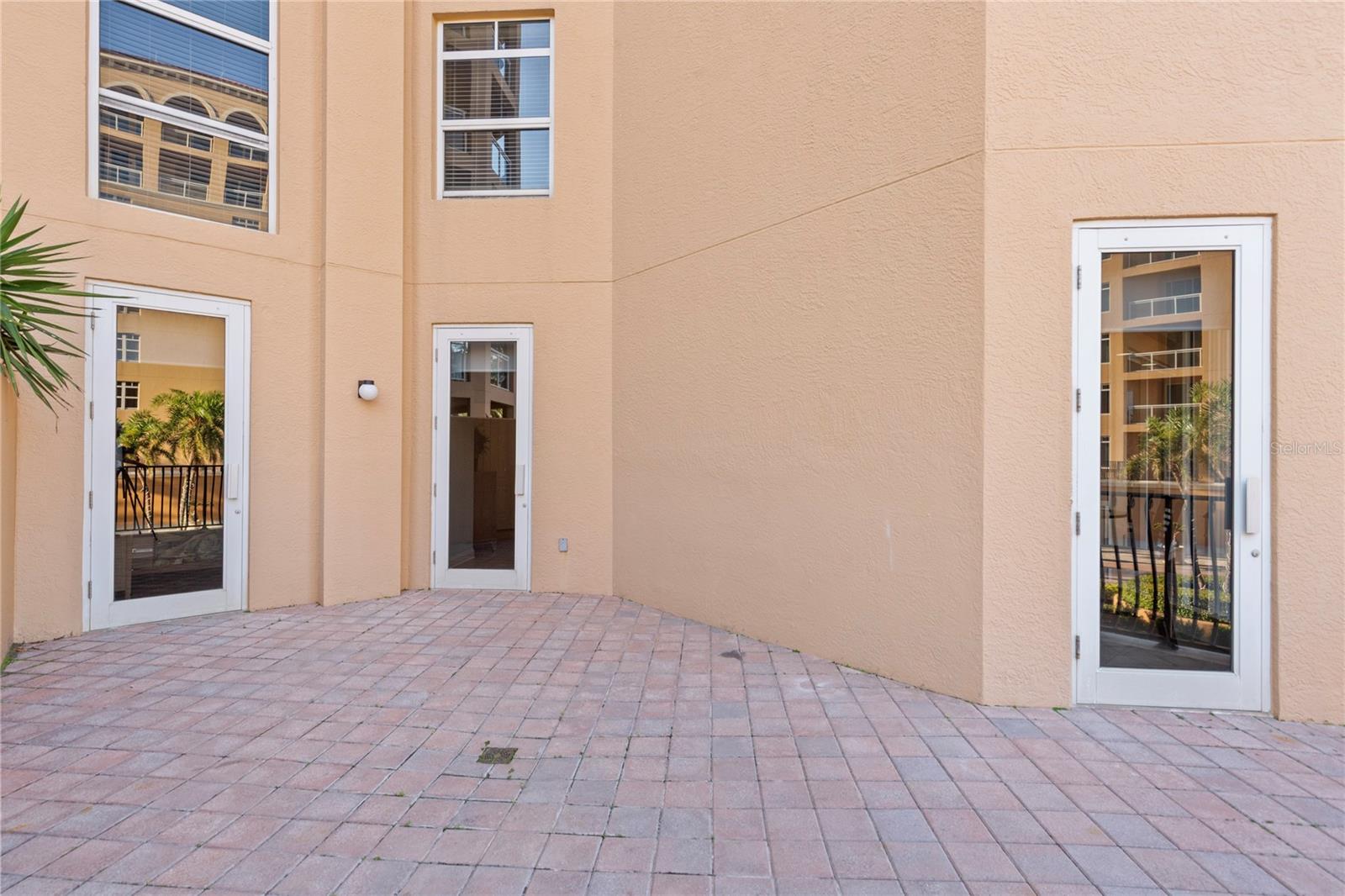 Listing photo id 38 for 521 Mandalay Avenue 307
