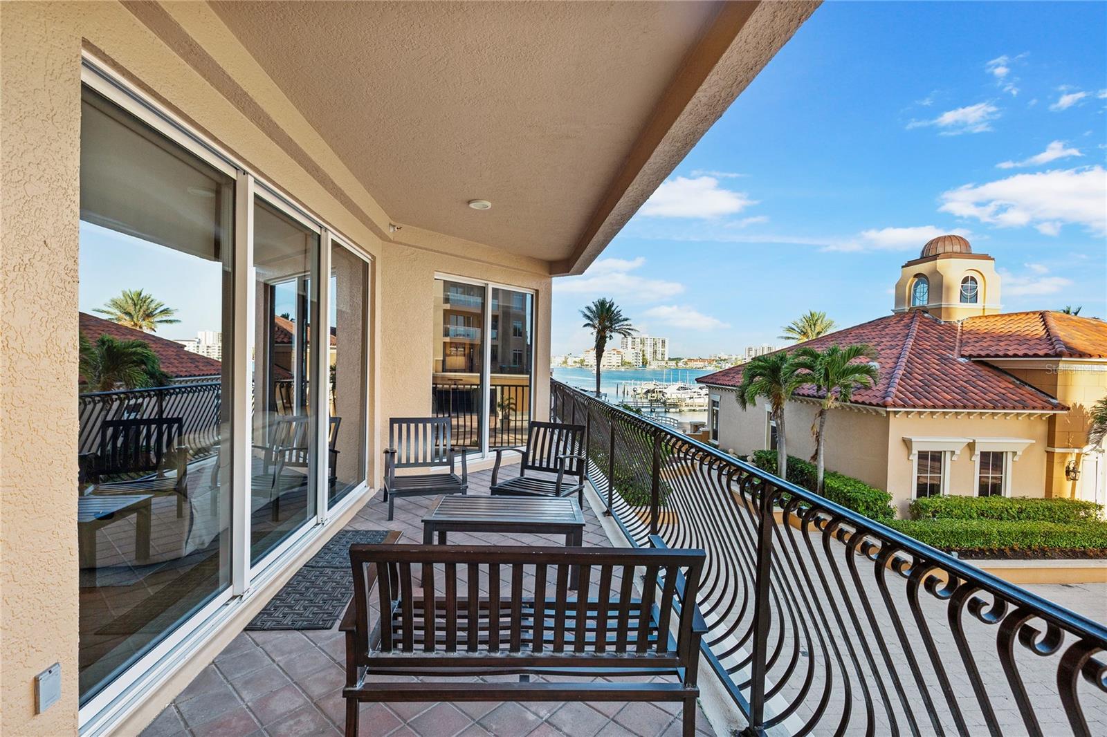 Listing photo id 39 for 521 Mandalay Avenue 307