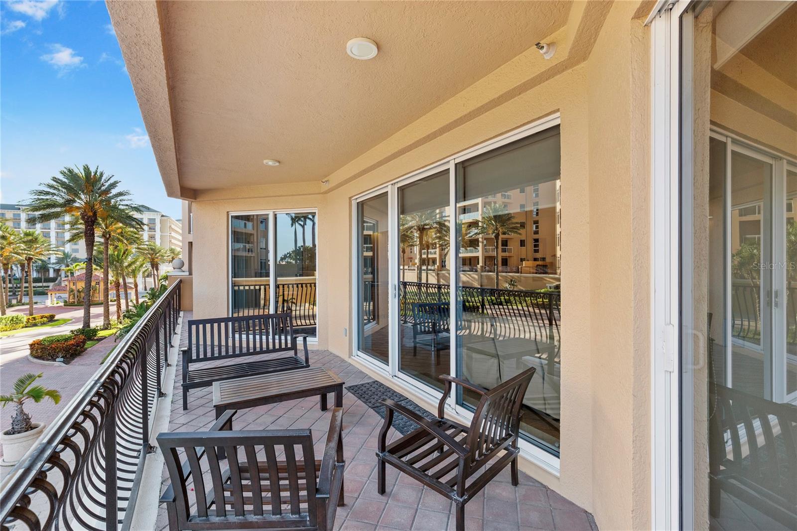 Listing photo id 41 for 521 Mandalay Avenue 307