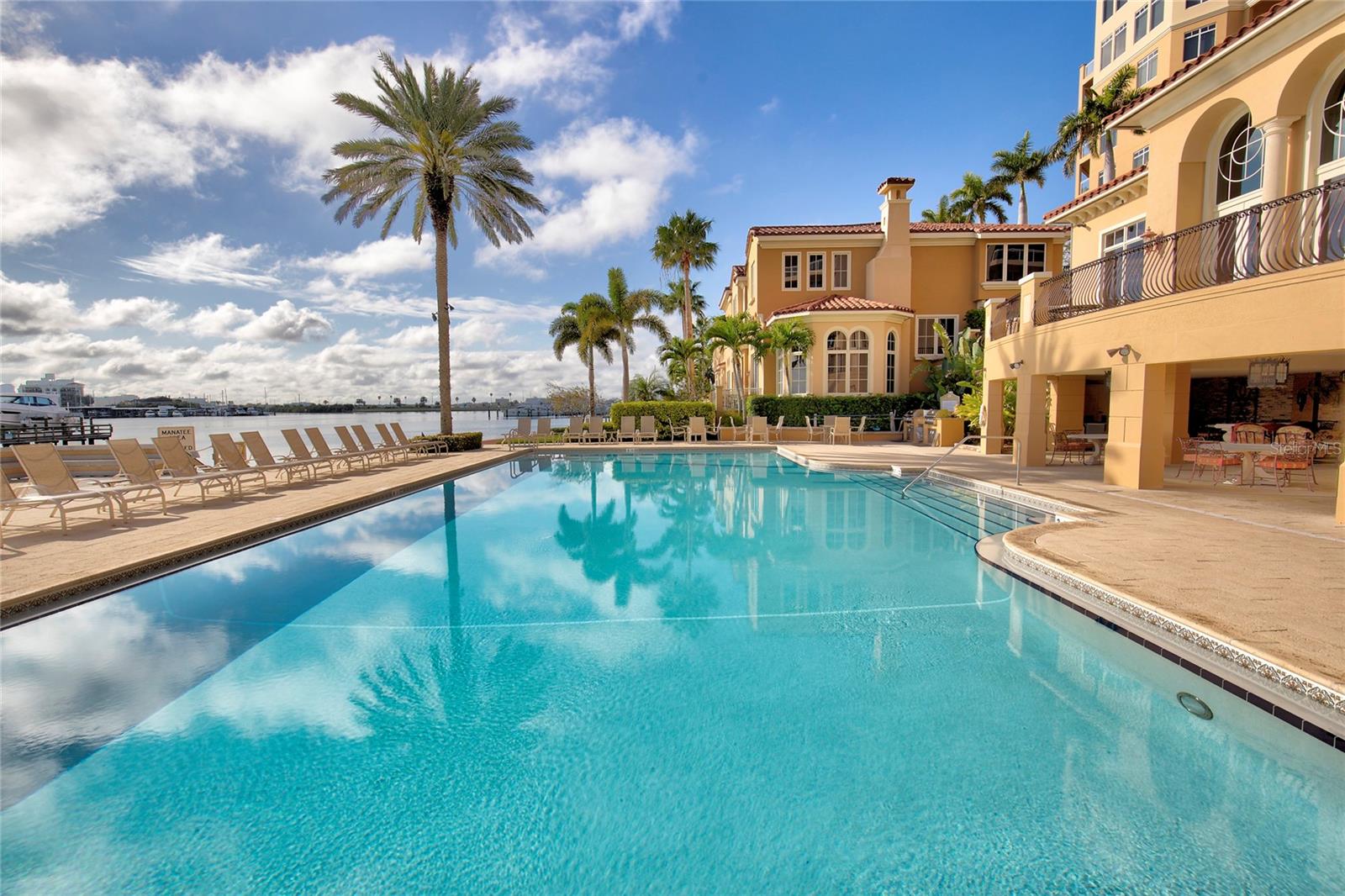 Listing photo id 42 for 521 Mandalay Avenue 307