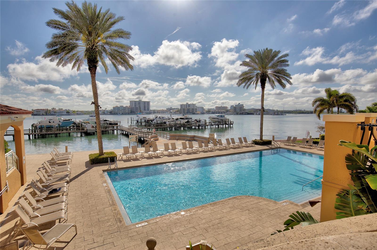 Listing photo id 45 for 521 Mandalay Avenue 307