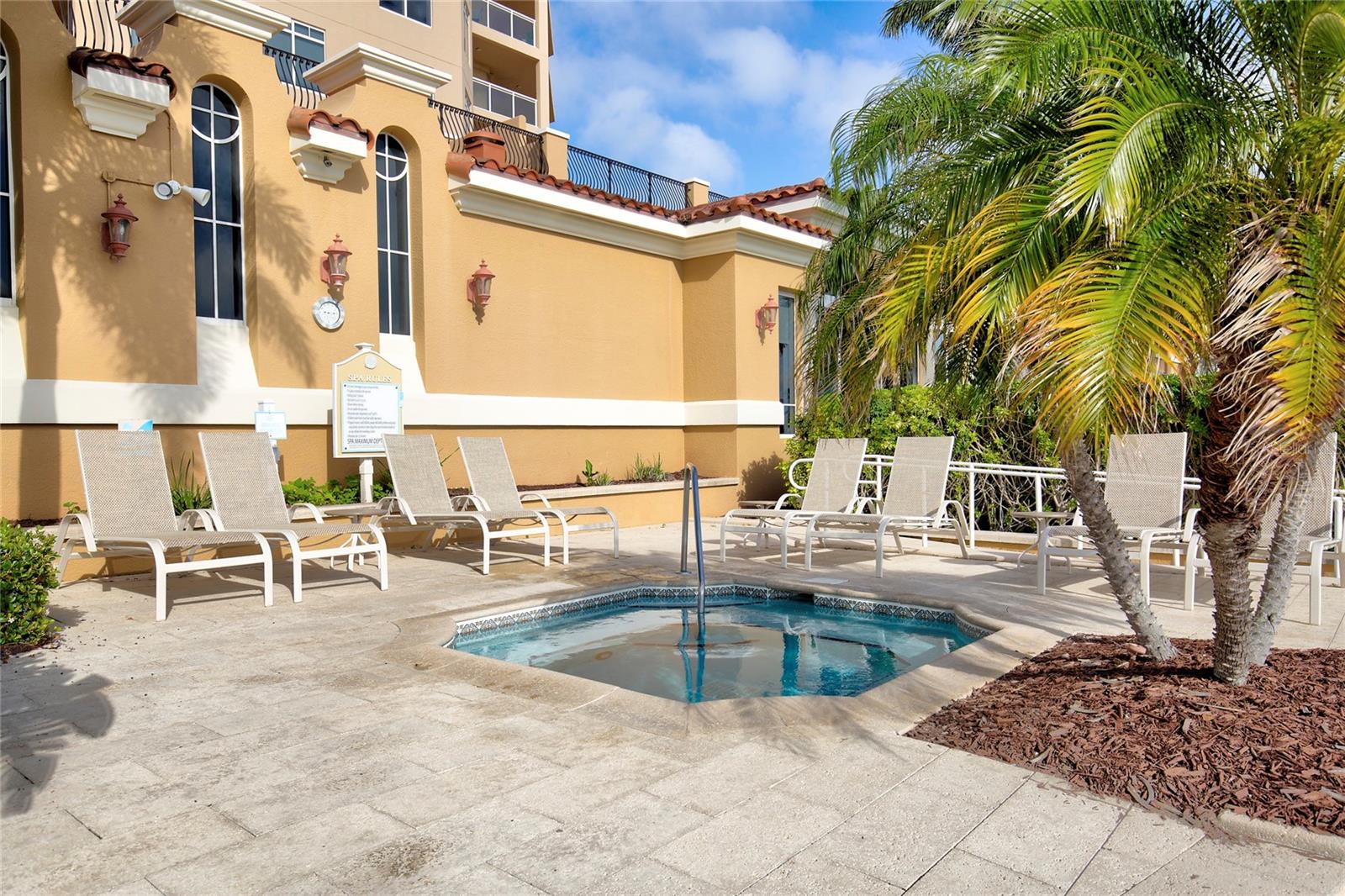 Listing photo id 47 for 521 Mandalay Avenue 307