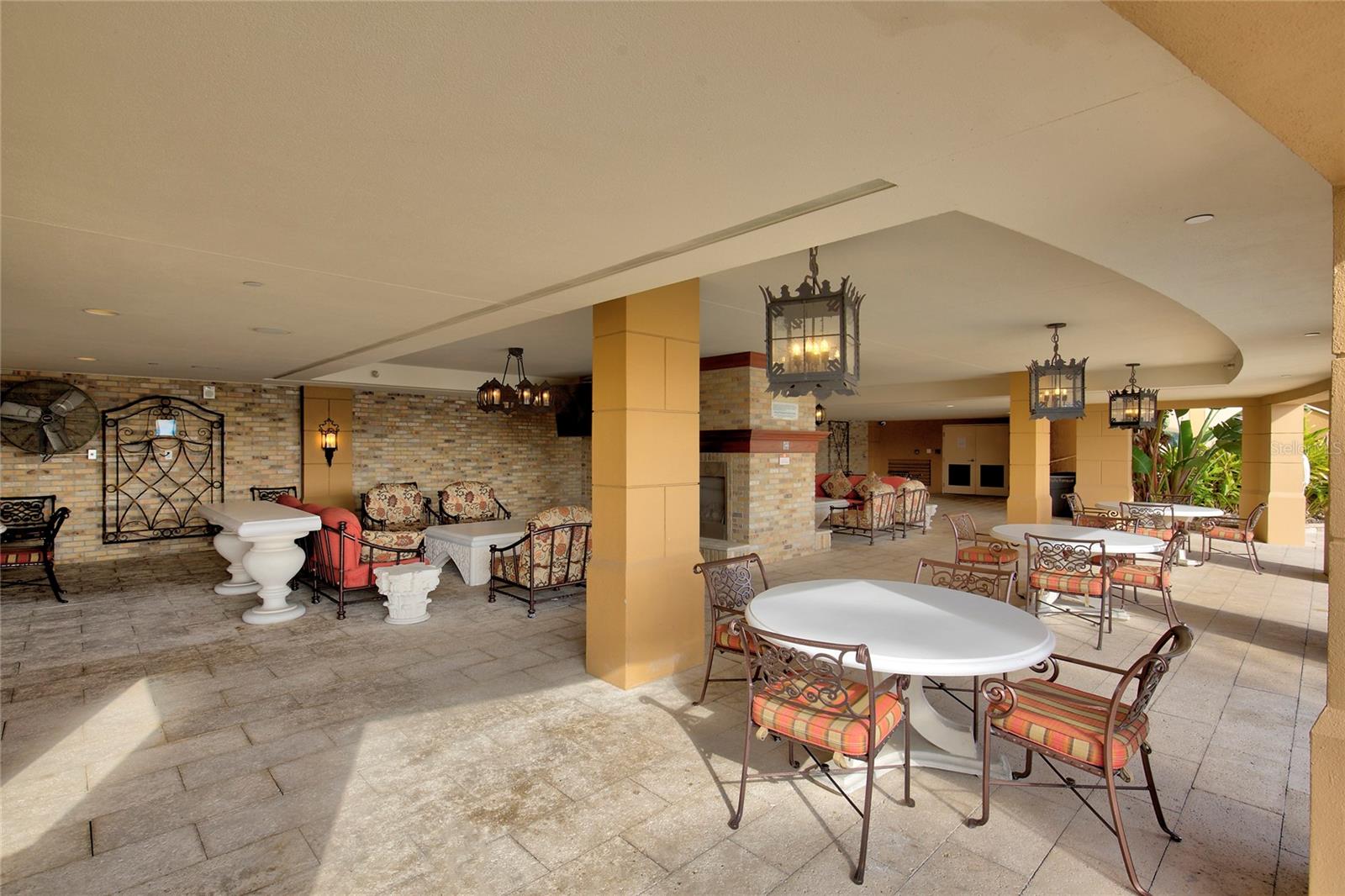 Listing photo id 50 for 521 Mandalay Avenue 307