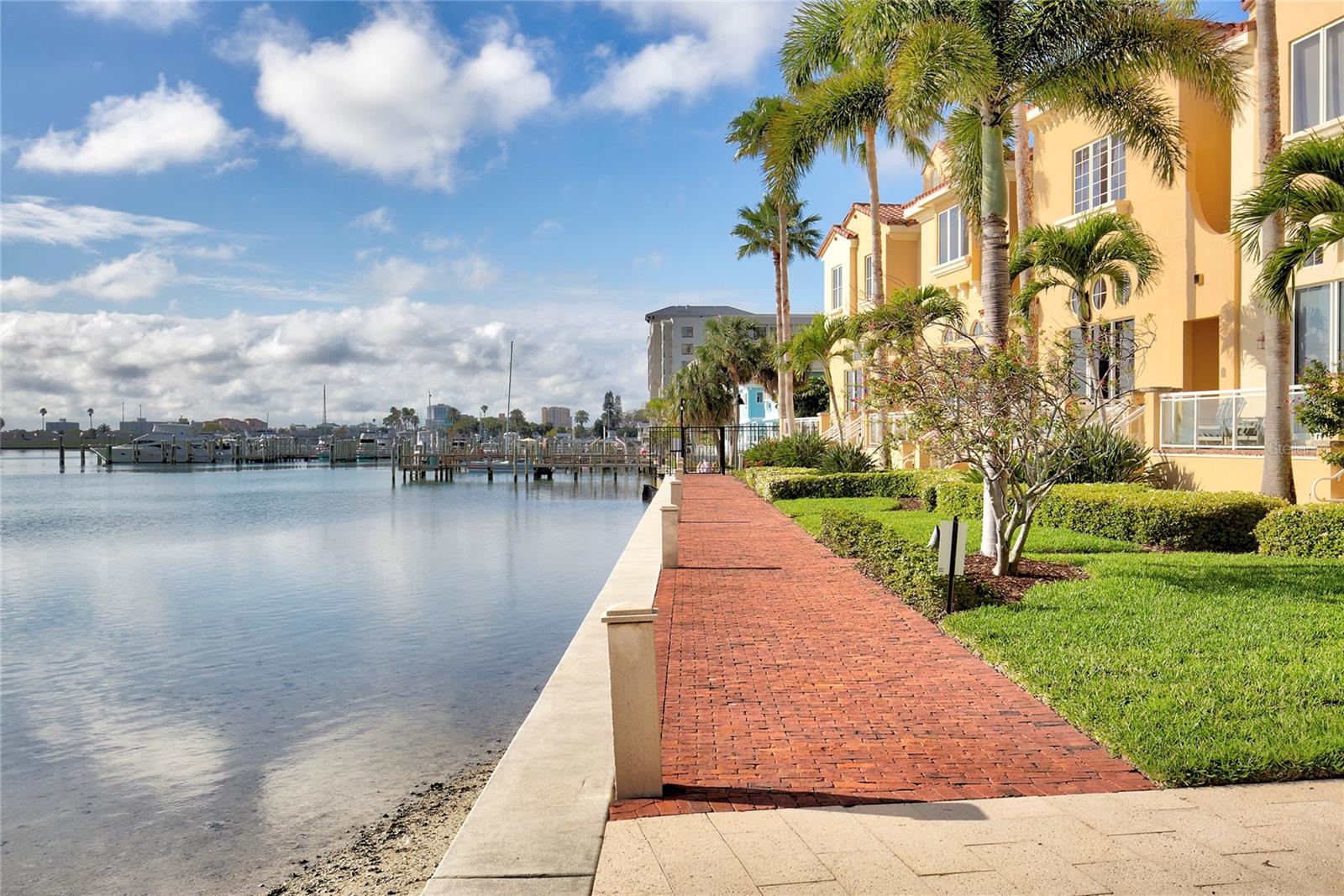 Listing photo id 51 for 521 Mandalay Avenue 307